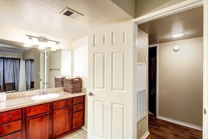 Combined shower/bathtub