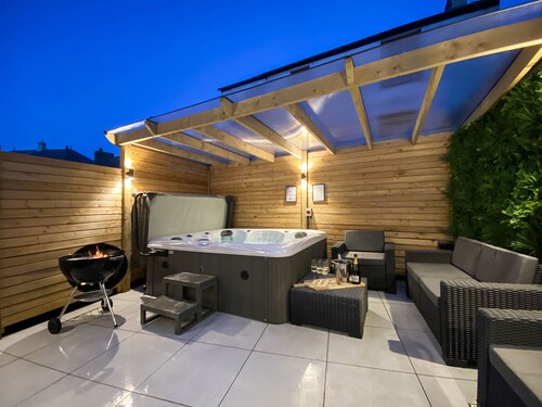 NEW LISTING-Beautifully presented 5 bedroom,4 bathroom+hot tub S/C accommodation