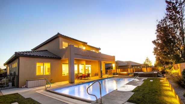 A modern house with a swimming pool, outdoor seating, and a well-maintained lawn. - Sand Hollow 3370 | Private Pool, Hot Tub, Ping Pong, and near Sand Hollow Reservoir (Hurricane)