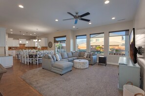 Una televisión, una chimenea