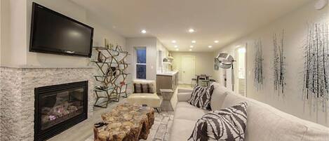 TV connectée, cheminée, jeux vidéo, chaîne hi-fi