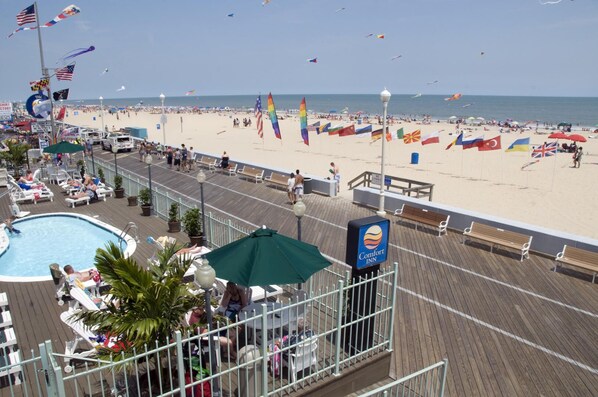 Sur la plage, parasol