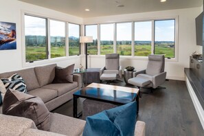 TV, fireplace, stereo