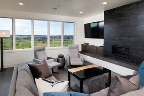 TV, fireplace, stereo