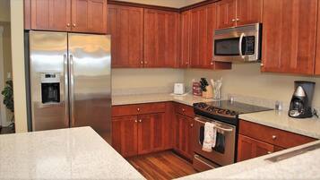 Apartment, Multiple Beds (1000 N Holladay #207) | Private kitchen | Spices, paper towels