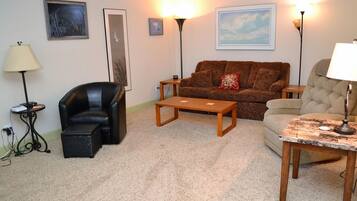 Apartemen, Beberapa Tempat Tidur (320 Necanicum #10) | Ruang keluarga | Perapian