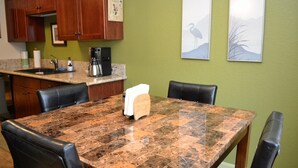Private kitchen - 320 Necanicum #10 (Seaside)