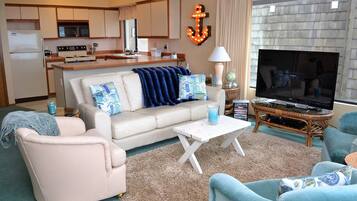 Apartment, Multiple Beds (ssbc #308) | Living room | Fireplace