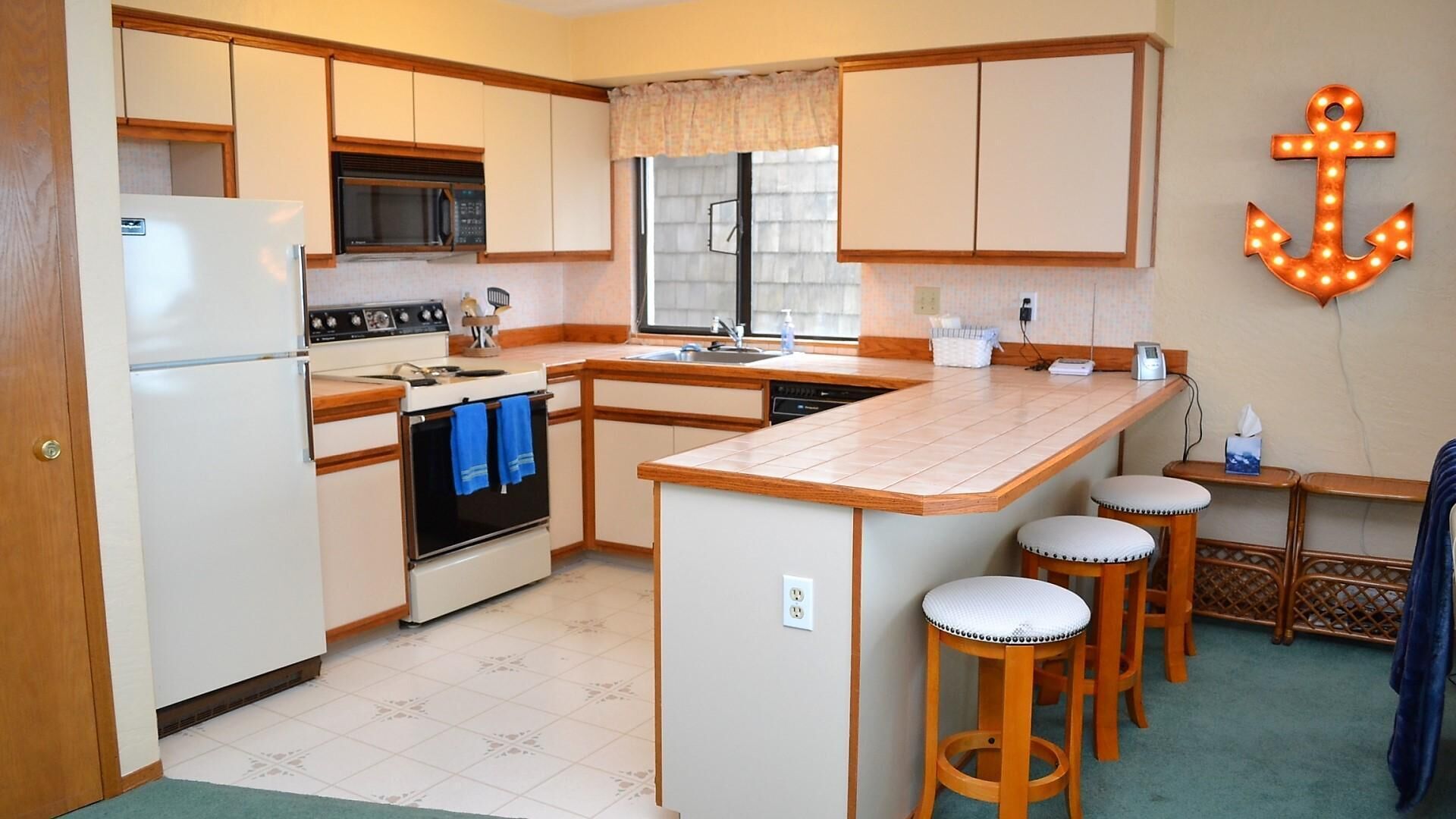 Apartment, Multiple Beds (ssbc #308) | Private kitchen | Spices, paper towels