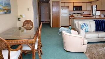 Apartment, Multiple Beds (ssbc #308) | Living room | Fireplace