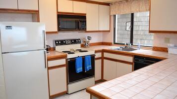 Apartment, Multiple Beds (ssbc #308) | Private kitchen | Spices, paper towels