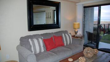 Apartment, Multiple Beds (ssbc #104) | Living room | Fireplace