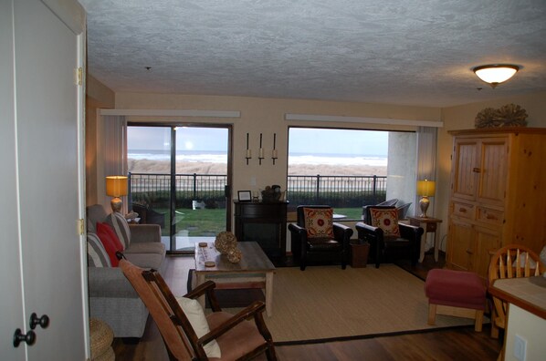 Apartment, Multiple Beds (ssbc #104) | Living room | Fireplace - Ssbc #104 (Seaside)