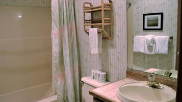 Apartemen, Beberapa Tempat Tidur (ssbc #303) | Kamar mandi | Sampo dan tisu toilet