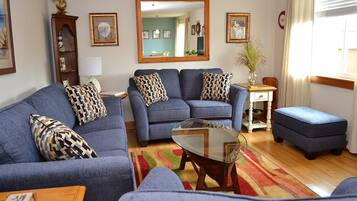 Apartment, Multiple Beds (320 Necanicum #11) | Living room | Fireplace