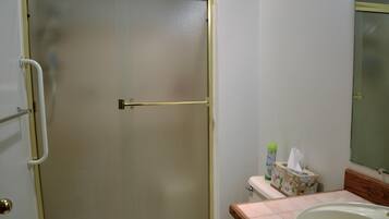 Apartemen, Beberapa Tempat Tidur (ssbc #402) | Kamar mandi | Sampo dan tisu toilet