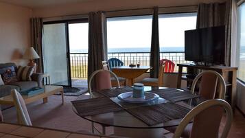 Apartment, Multiple Beds (ssbc #402) | Living room | Fireplace