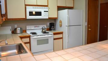 Apartment, Multiple Beds (ssbc #406) | Private kitchen | Spices, paper towels