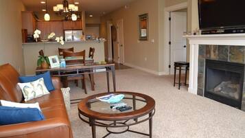 Apartment, Berbilang Katil (1000 N Holladay #104) | Ruang tamu | Pendiangan