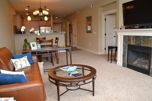 Leilighet, flere senger (1000 N Holladay #104) | Oppholdsrom | Peis