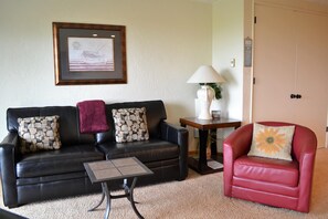 Apartment, Multiple Beds (ssbc #107) | Living room | Fireplace
