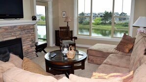 Apartment, Mehrere Betten (1000 N Holladay #201) | Wohnzimmer | Kamin