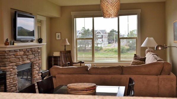 Apartment, Multiple Beds (1000 N Holladay #201) | Living room | Fireplace