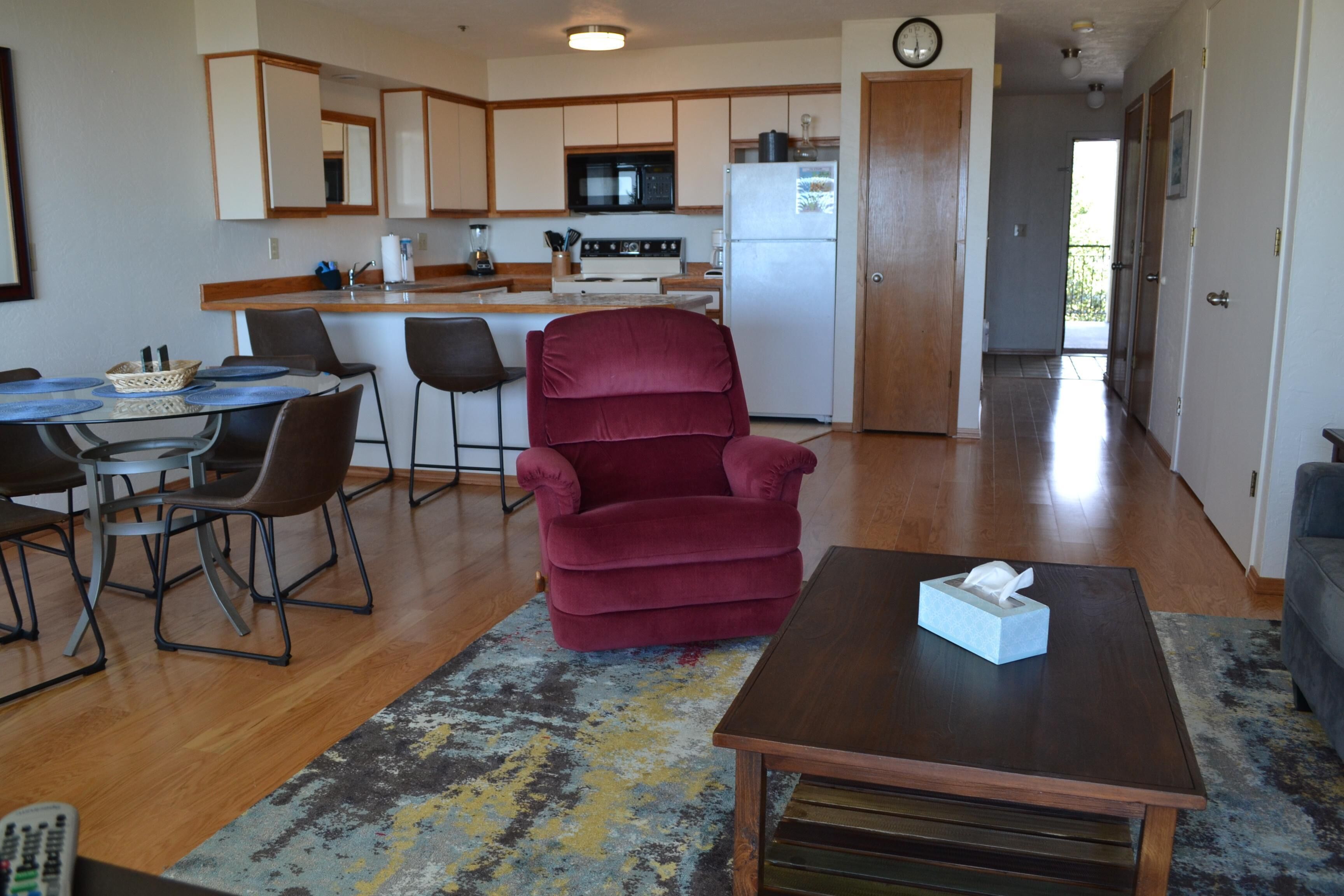 Apartment, Multiple Beds (ssbc #306) | Living room | Fireplace