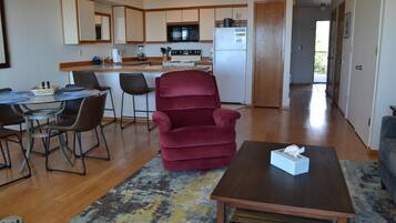 Apartment, Multiple Beds (ssbc #306) | Living room | Fireplace