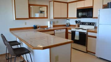 Apartment, Multiple Beds (ssbc #306) | Private kitchen | Spices, paper towels