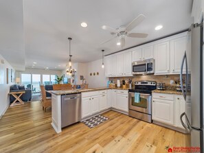 Kjøleskap, mikrobølgeovn, ovn og kokeplater