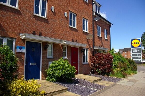 Exterior detail - Caspian House (4 Bedrooms) - Serviced Accommodation (Grimsby)