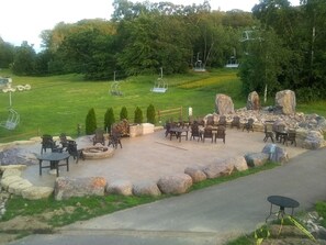 Outdoor dining - Wisconsin Dells Ski Golf 27 holes 2 bdrm sleeps 6 Christmas Mountain Village (Dellona)