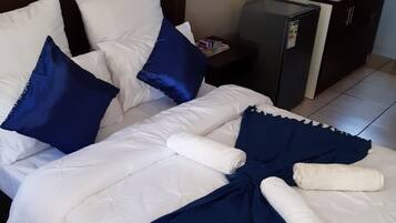 1 bedroom, bed sheets