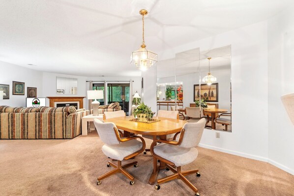 Dining - 2 Bed, 2 Bath with Screened Lake View Patio! (Branson)
