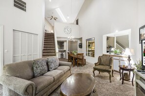 Smart TV, DVD player - 4BD/3BA Golf Condo, Patio, Golf On-Site, Ticket Discounts (Branson)