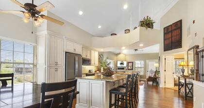 Branson Family Getaway • Legacy 3BR Condo w/ Jetted Tub + Pool