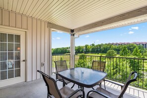 Outdoor dining - 2Peaceful Top Floor Branson Retreat with Golf Views and Cozy Comforts (Branson)