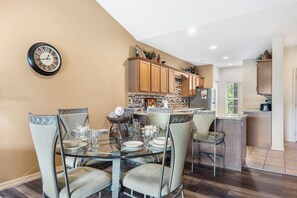 Dining - 2Peaceful Top Floor Branson Retreat with Golf Views and Cozy Comforts (Branson)
