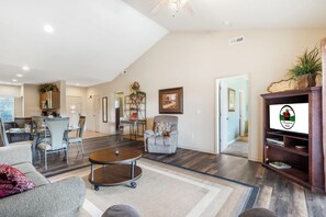 Smart TV - 2Peaceful Top Floor Branson Retreat with Golf Views and Cozy Comforts (Branson)