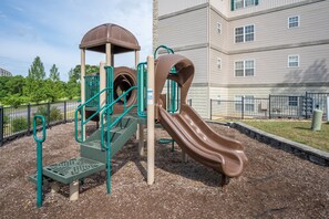 Children’s area - 2Peaceful Top Floor Branson Retreat with Golf Views and Cozy Comforts (Branson)