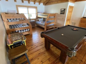 Large 5 king bed cabin, minutes to town, hot tub, game room, view & pet ...
