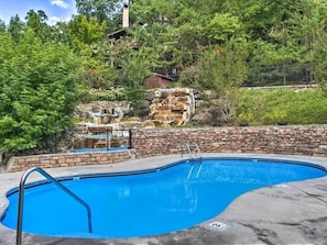 Piscina all'aperto, una piscina riscaldata