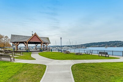 Downtown, Waterfront Condo with High-Speed WiFi, Bay Views, and Washer/Dryer!