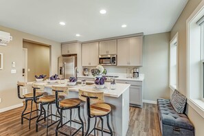 Coffee/tea maker, fridge, microwave, oven - Downtown, Waterfront Condo with High-Speed WiFi, Bay Views, and Washer/Dryer! (Poulsbo)
