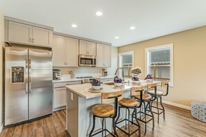 Coffee/tea maker, fridge, microwave, oven - Downtown, Waterfront Condo with High-Speed WiFi, Bay Views, and Washer/Dryer! (Poulsbo)