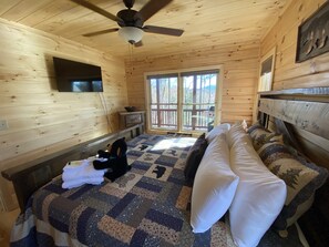2 bedrooms, iron/ironing board, free WiFi, bed sheets - Dog friendly, 2/2 w/kings, Mtn view! Fire pit, Wifi, gas logs. Cherry Log MTN !! (Cherry Log)
