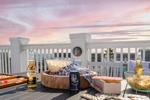 Outdoor dining - Sea Shell by AvantStay | Breezy Beachside Getaway w/ Rooftop Deck & 6 BRs (Isle Of Palms)