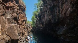 Un canyon stretto con acque cristalline e pareti rocciose.