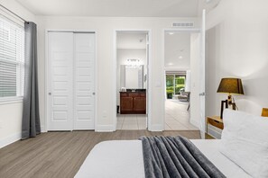 8 habitaciones, tabla de planchar con plancha, wifi y ropa de cama